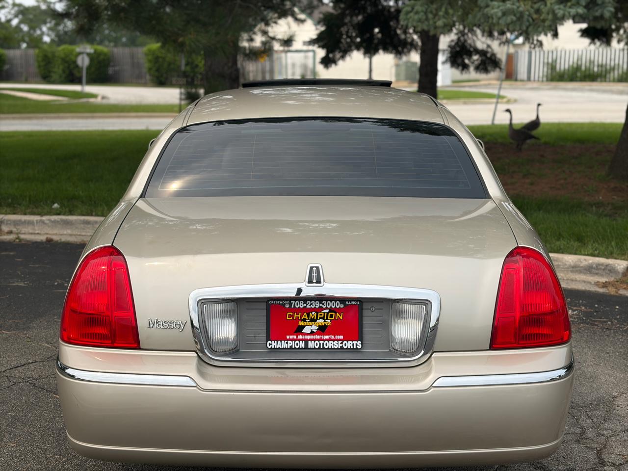 Lincoln Town Car 4dr Sdn Signature Limited 2010