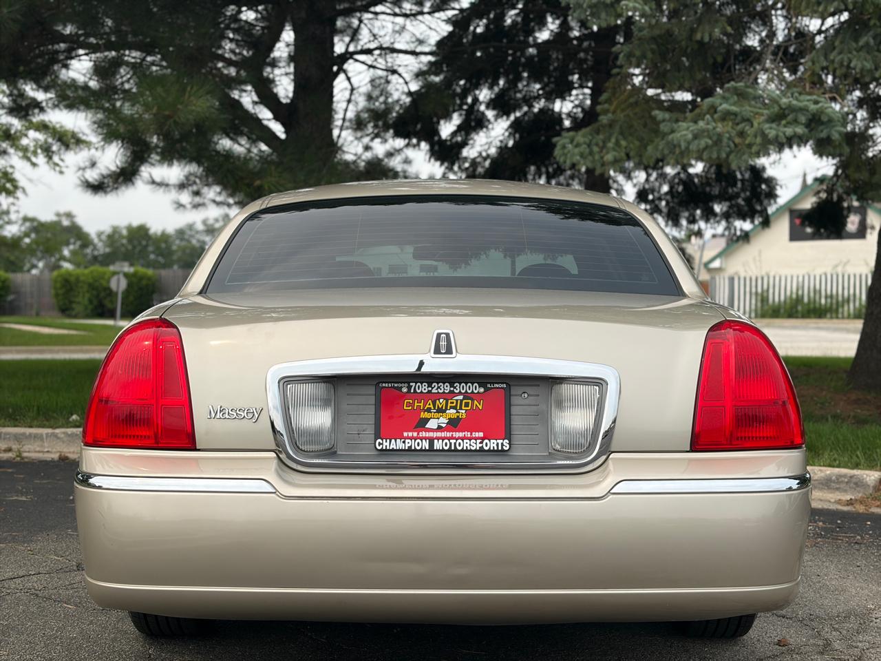Lincoln Town Car 4dr Sdn Signature Limited 2010