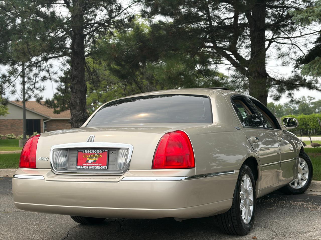 Lincoln Town Car 4dr Sdn Signature Limited 2010