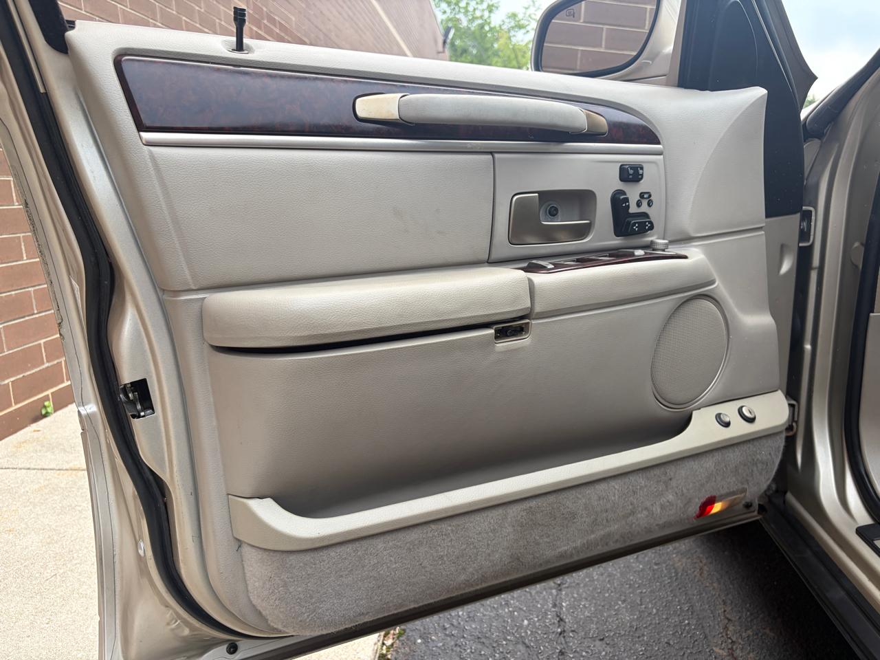 Lincoln Town Car 4dr Sdn Signature Limited 2010