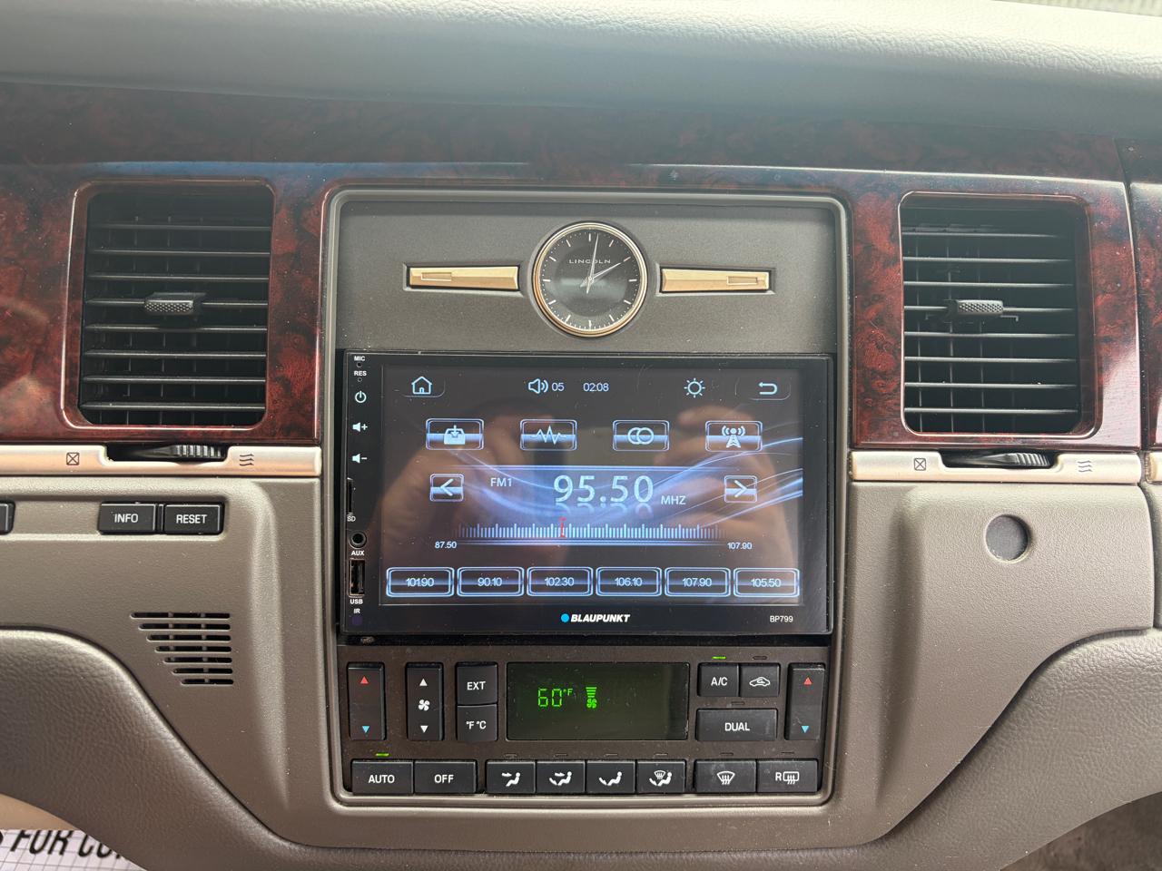 Lincoln Town Car 4dr Sdn Signature Limited 2010