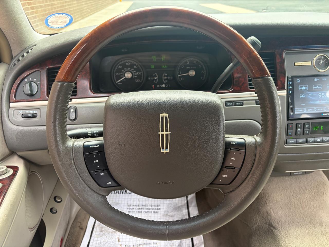 Lincoln Town Car 4dr Sdn Signature Limited 2010