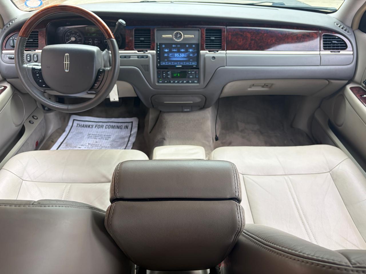 Lincoln Town Car 4dr Sdn Signature Limited 2010