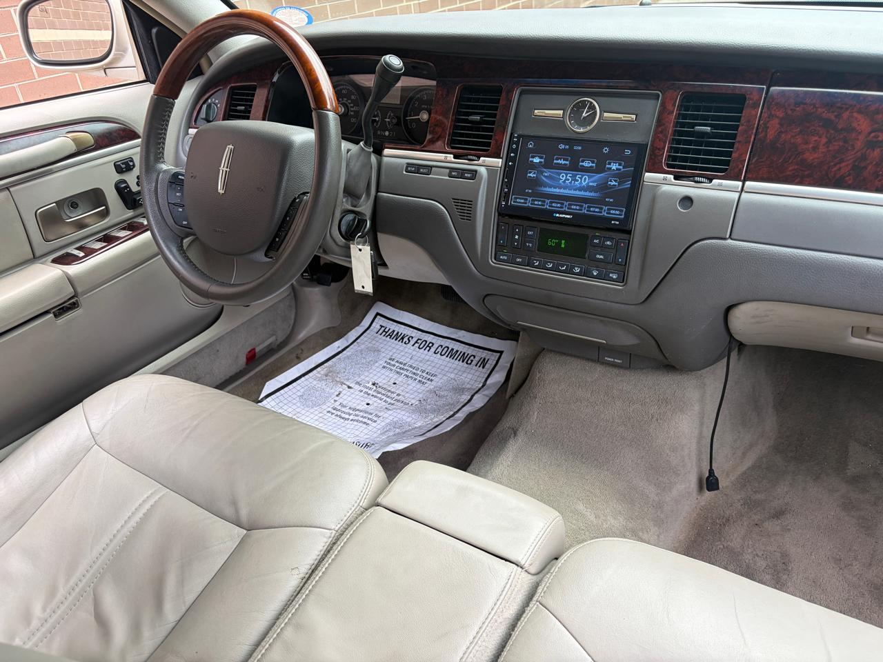 Lincoln Town Car 4dr Sdn Signature Limited 2010