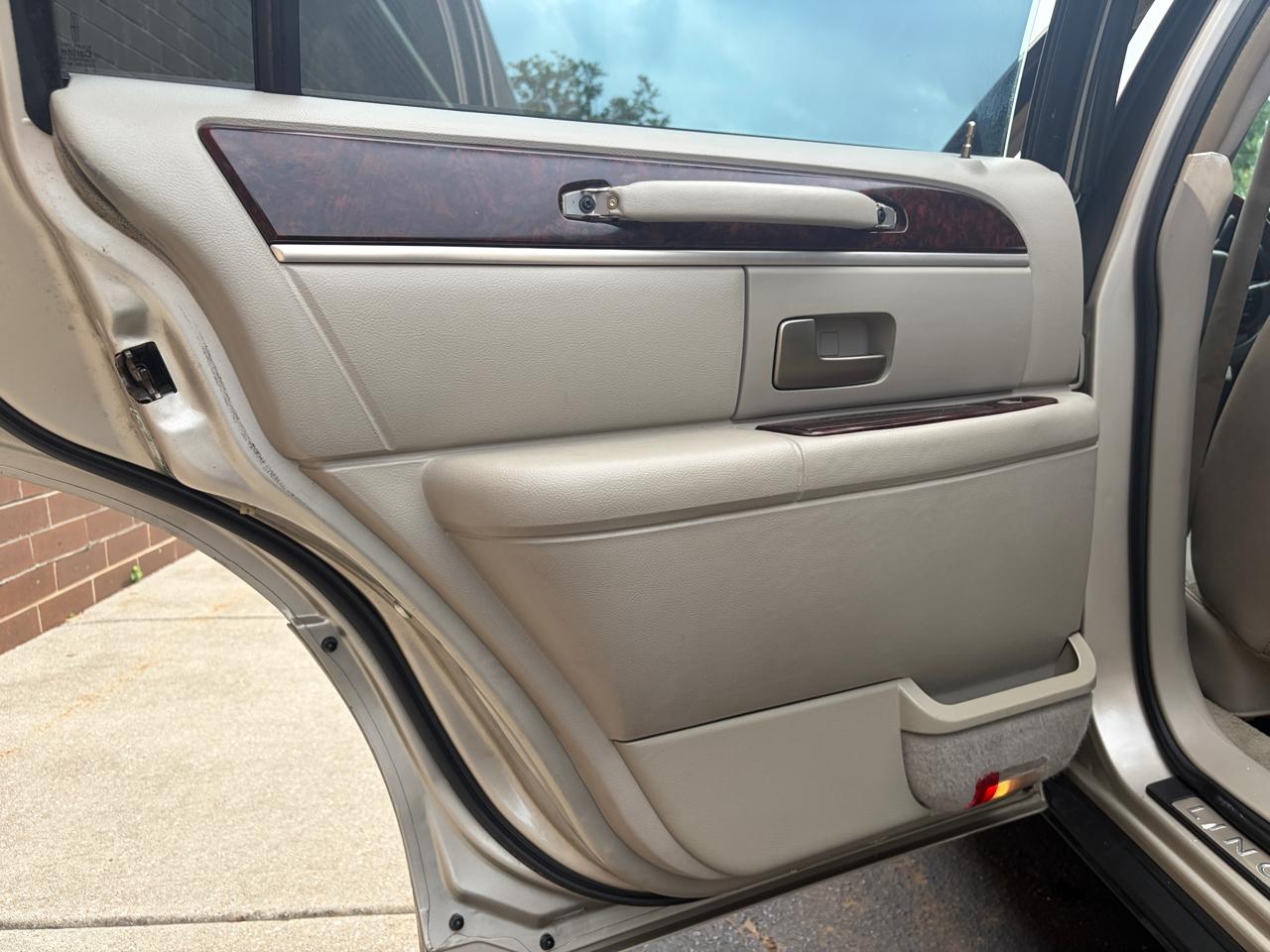 Lincoln Town Car 4dr Sdn Signature Limited 2010