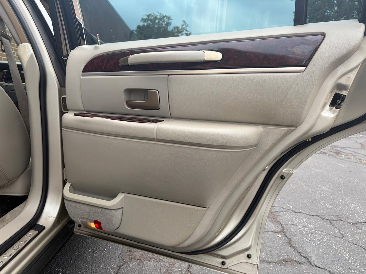 Lincoln Town Car 4dr Sdn Signature Limited 2010