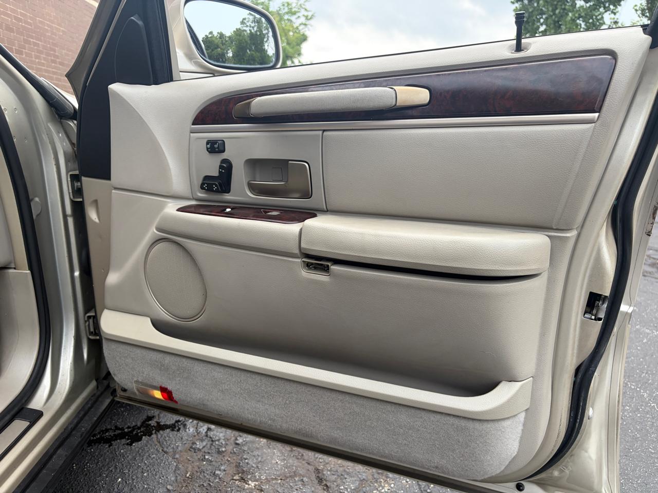 Lincoln Town Car 4dr Sdn Signature Limited 2010