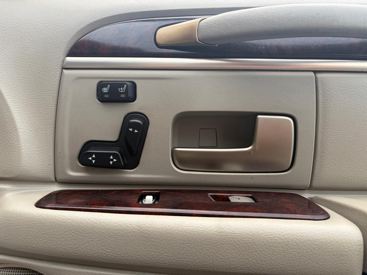 Lincoln Town Car 4dr Sdn Signature Limited 2010