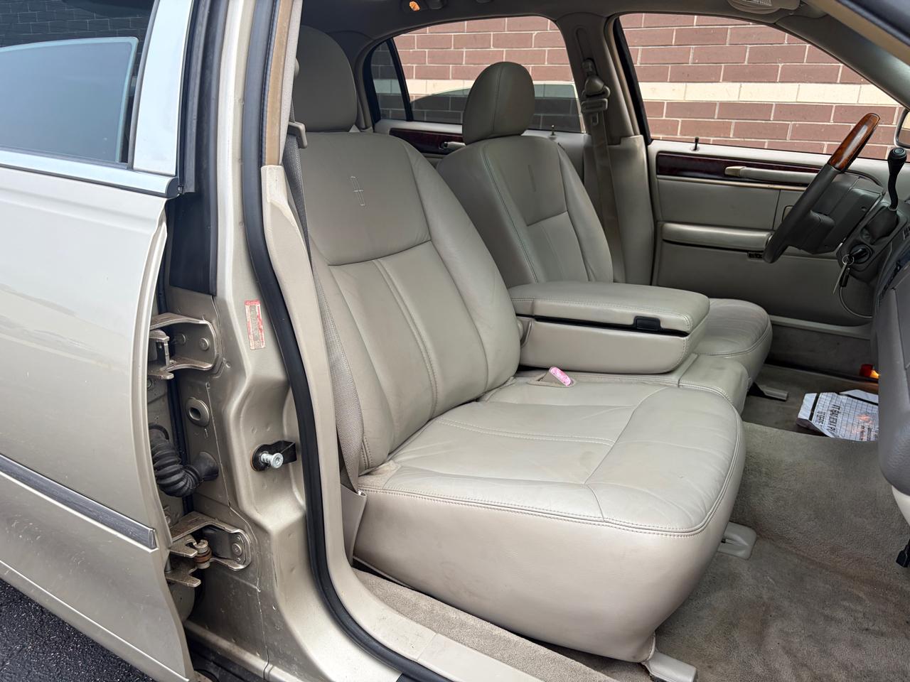 Lincoln Town Car 4dr Sdn Signature Limited 2010