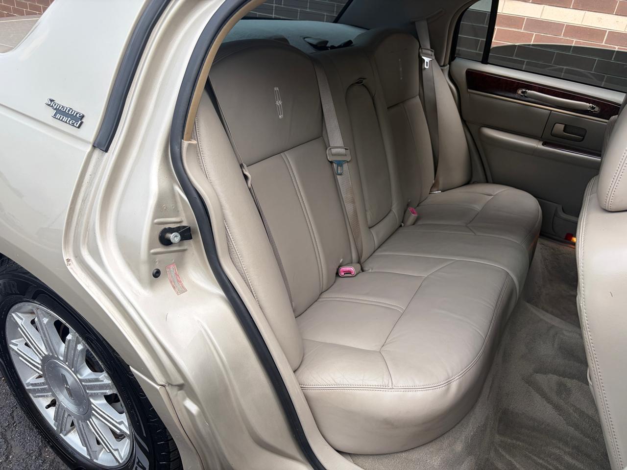 Lincoln Town Car 4dr Sdn Signature Limited 2010