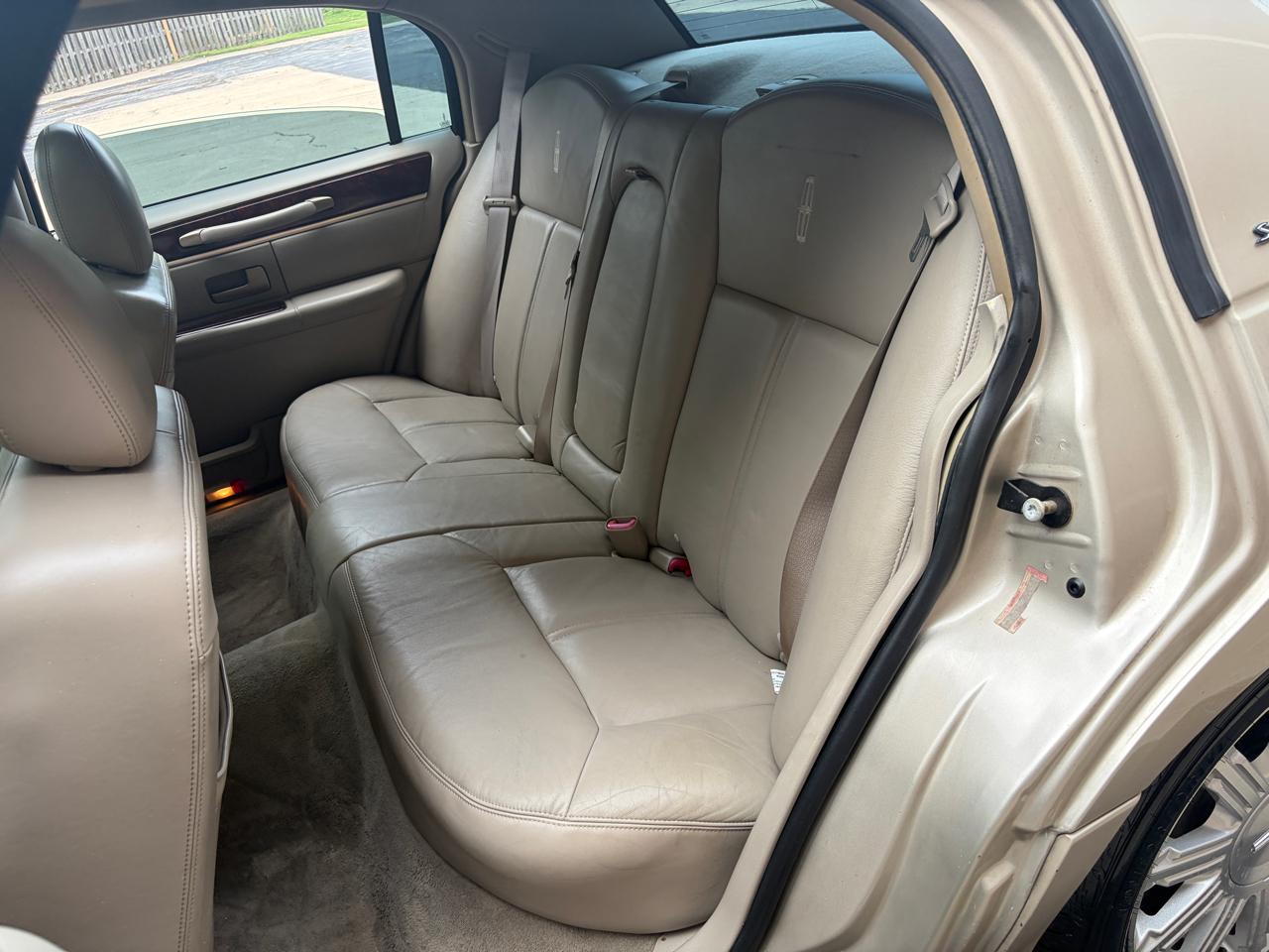 Lincoln Town Car 4dr Sdn Signature Limited 2010