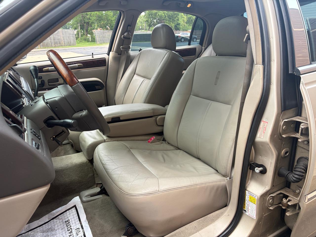 Lincoln Town Car 4dr Sdn Signature Limited 2010