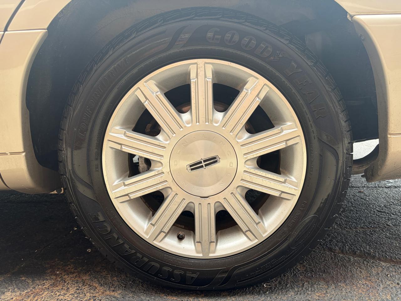 Lincoln Town Car 4dr Sdn Signature Limited 2010