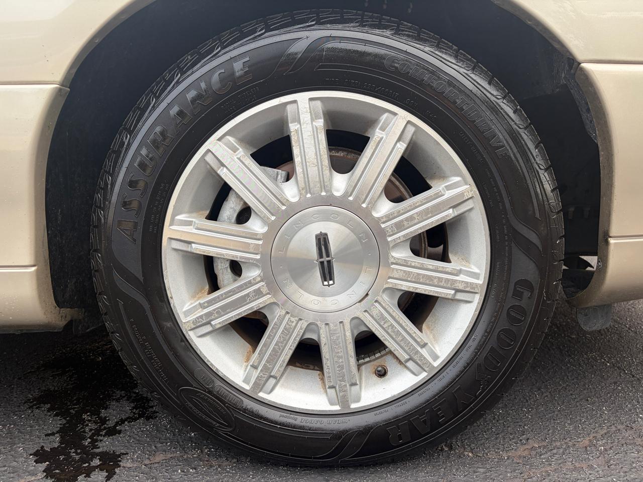 Lincoln Town Car 4dr Sdn Signature Limited 2010