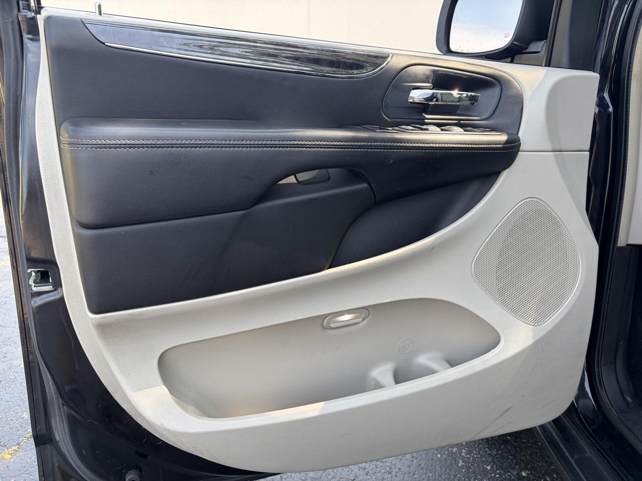 Chrysler Town & Country 4dr Wgn Touring 2013