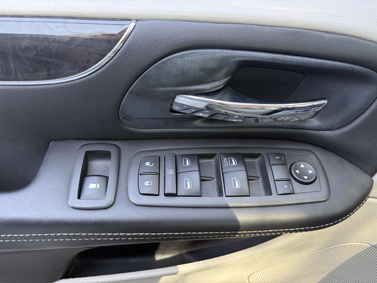 Chrysler Town & Country 4dr Wgn Touring 2013