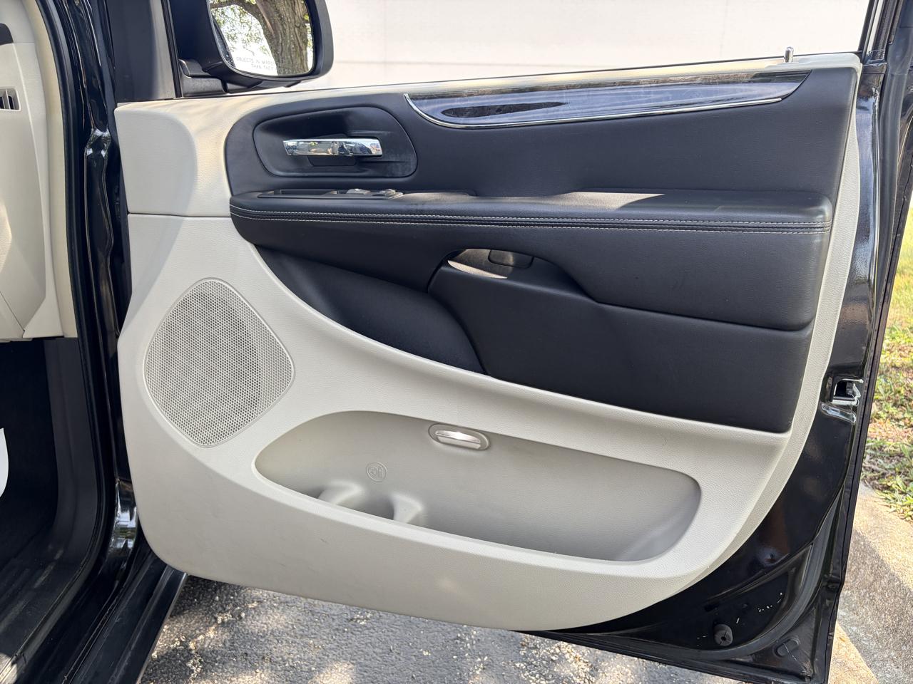 Chrysler Town & Country 4dr Wgn Touring 2013