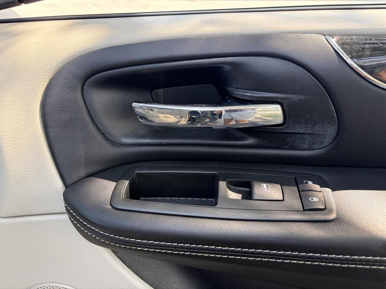 Chrysler Town & Country 4dr Wgn Touring 2013