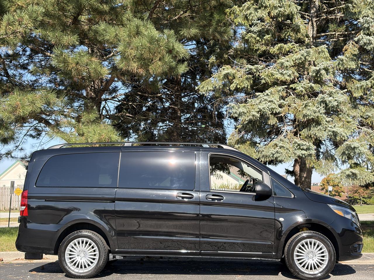 Mercedes-Benz Metris Passenger Van Standard Roof 126" Wheelbase 2018