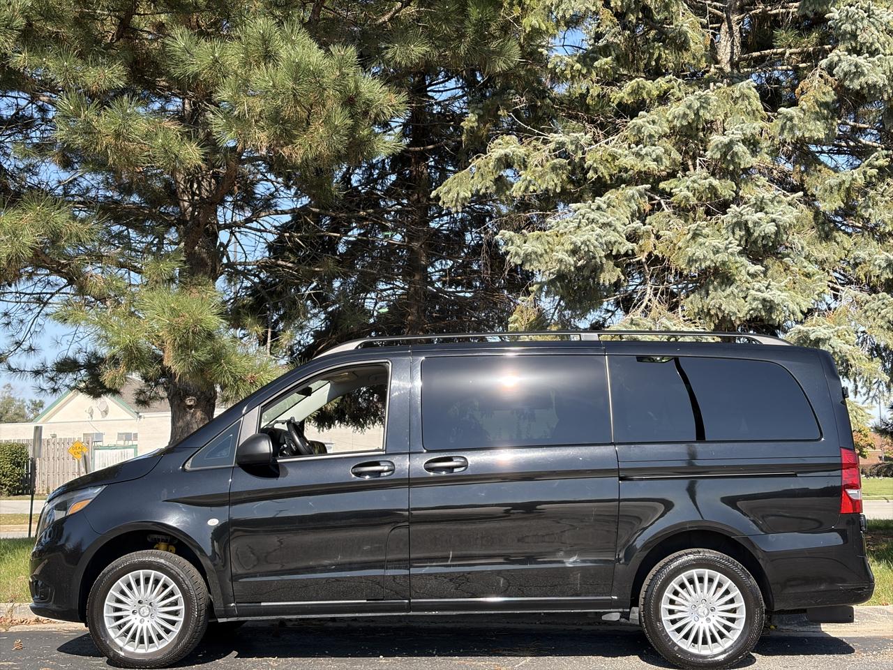 Mercedes-Benz Metris Passenger Van Standard Roof 126" Wheelbase 2018