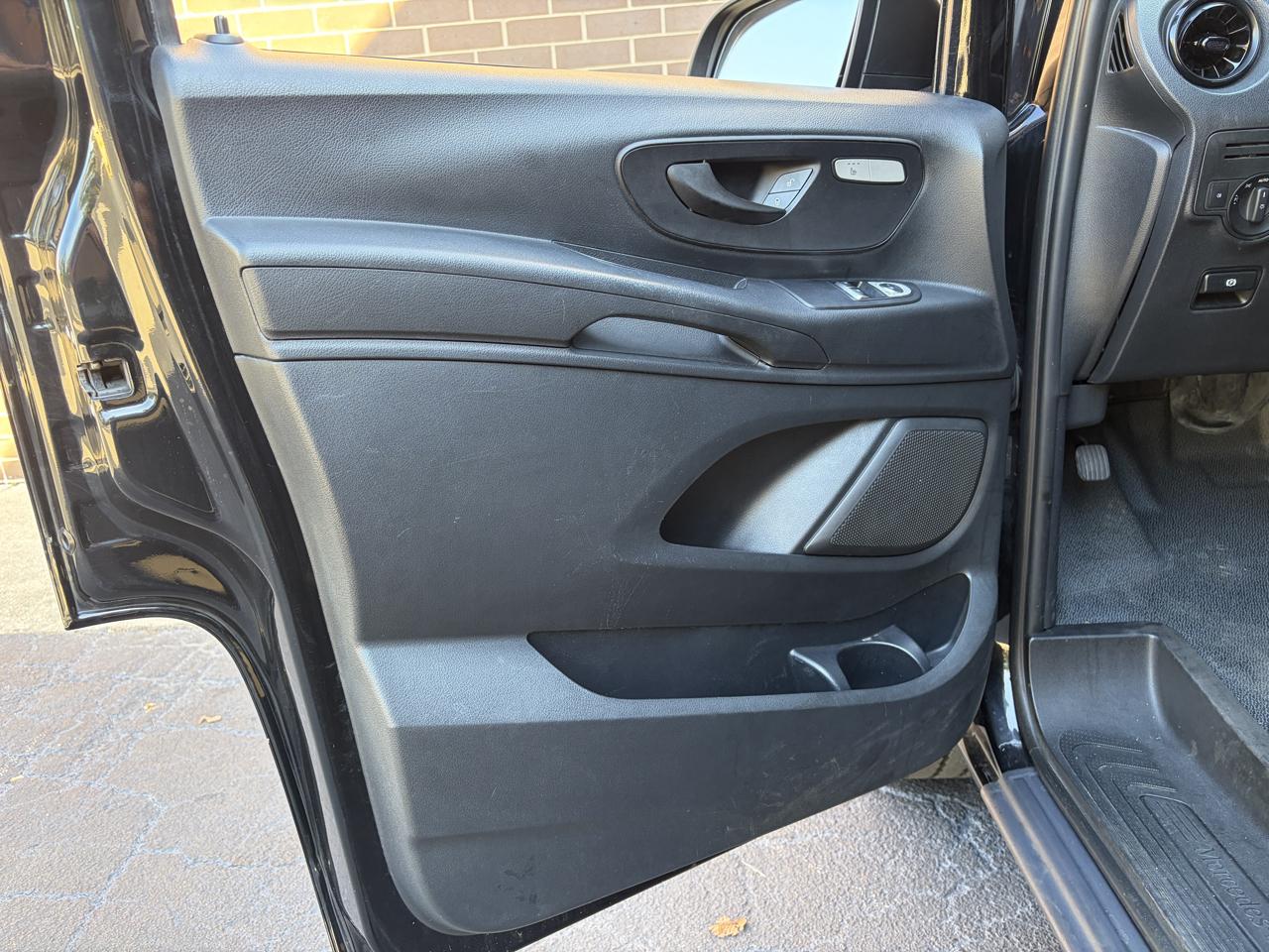 Mercedes-Benz Metris Passenger Van Standard Roof 126" Wheelbase 2018