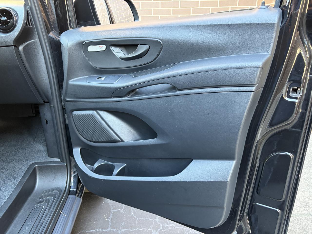 Mercedes-Benz Metris Passenger Van Standard Roof 126" Wheelbase 2018