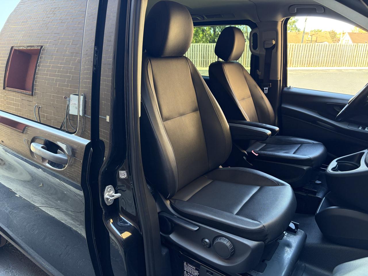 Mercedes-Benz Metris Passenger Van Standard Roof 126" Wheelbase 2018