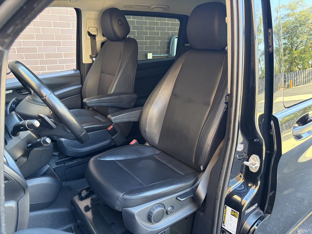 Mercedes-Benz Metris Passenger Van Standard Roof 126" Wheelbase 2018
