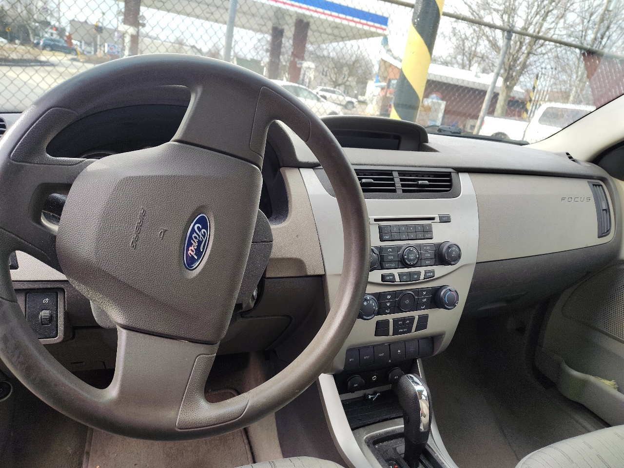 Ford Focus 4dr Sdn SE 2010