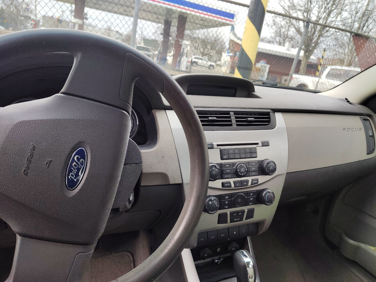 Ford Focus 4dr Sdn SE 2010