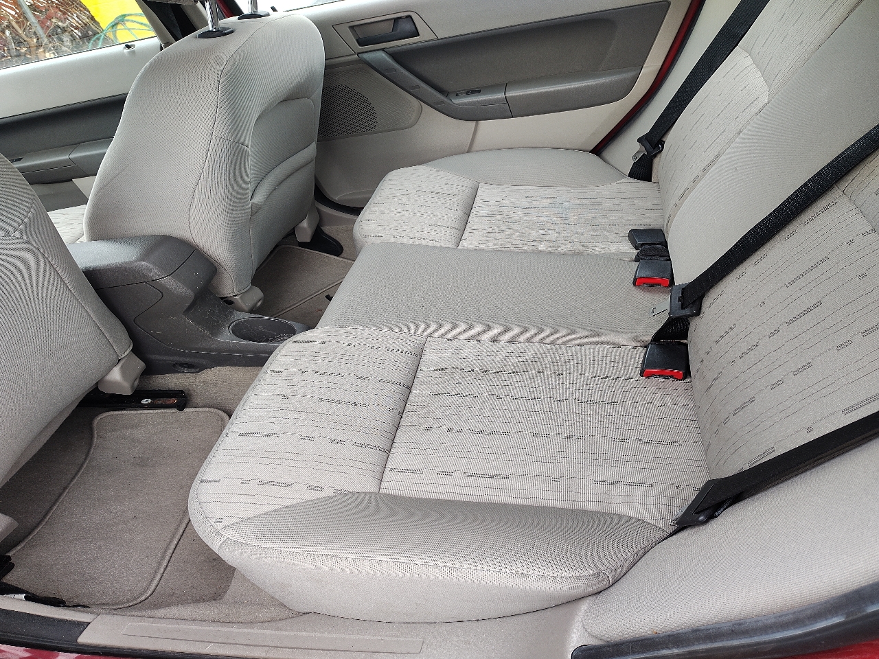 Ford Focus 4dr Sdn SE 2010