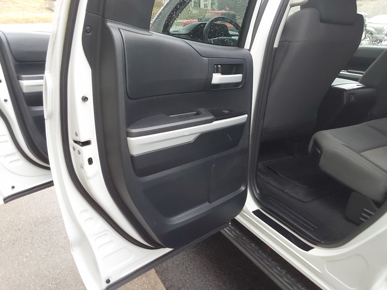 Toyota Tundra 4WD Truck Double Cab 5.7L V8 6-Spd AT SR5 (Natl) 2014