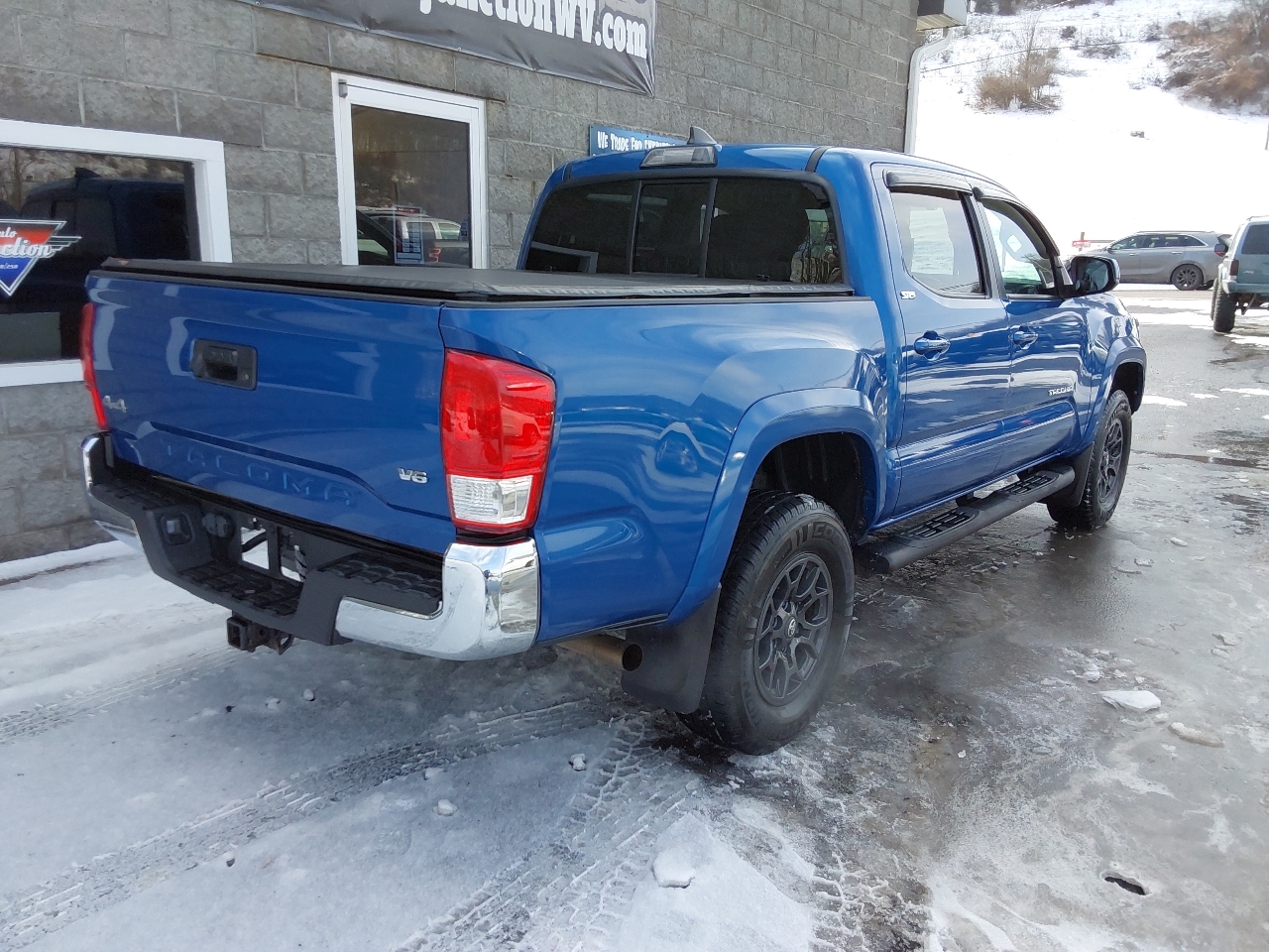 Toyota Tacoma SR5 Dbl Cab 4WD V6 at 2017