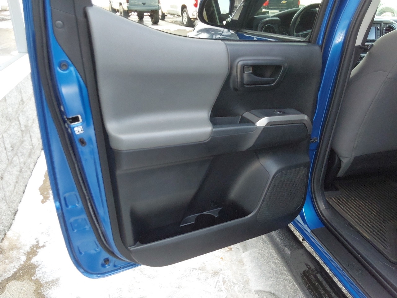 Toyota Tacoma SR5 Dbl Cab 4WD V6 at 2017