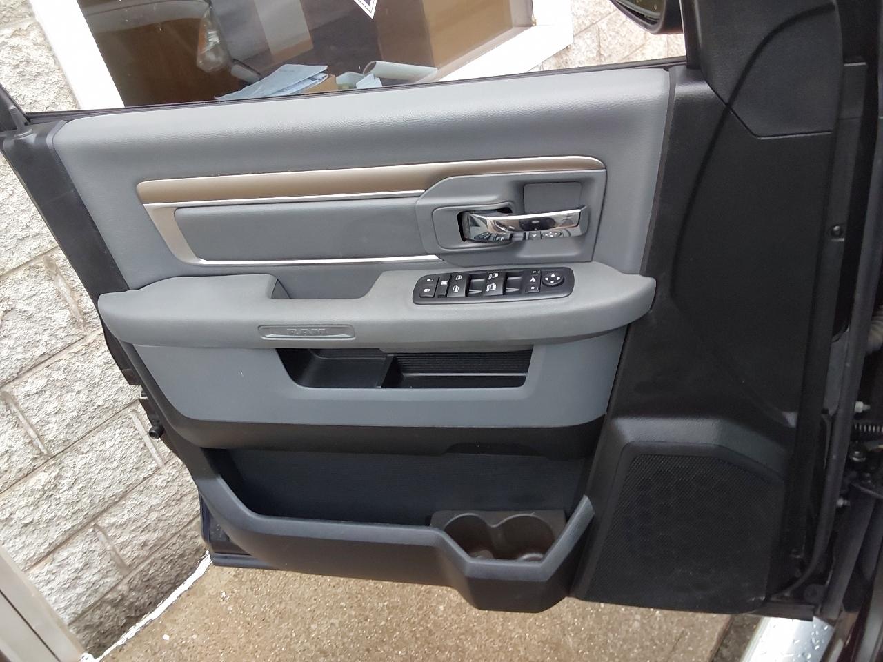 RAM 1500 Big Horn 4x4 Crew Cab 6'4" Box 2017