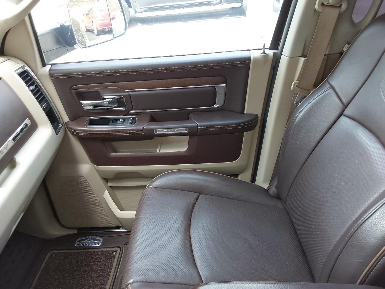 RAM 3500 4WD Mega Cab 160.5" Longhorn 2016