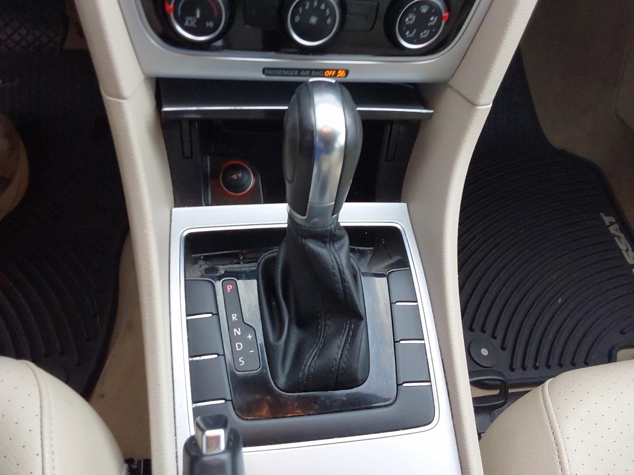 Volkswagen Passat 4dr Sdn 2.5L Auto SE PZEV 2013
