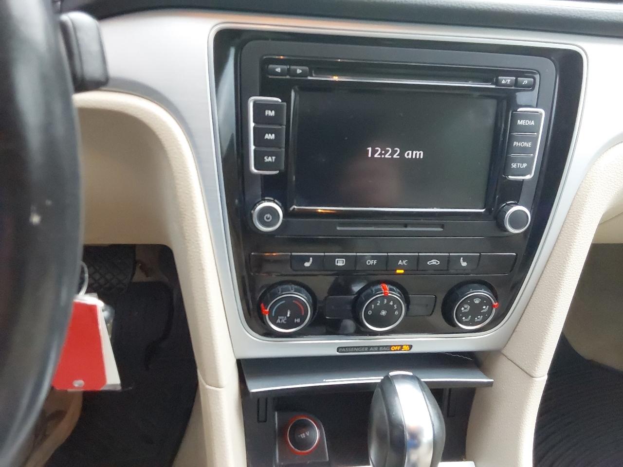 Volkswagen Passat 4dr Sdn 2.5L Auto SE PZEV 2013