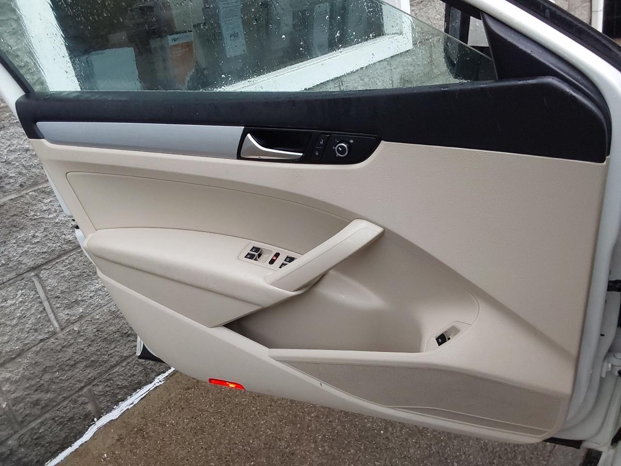 Volkswagen Passat 4dr Sdn 2.5L Auto SE PZEV 2013