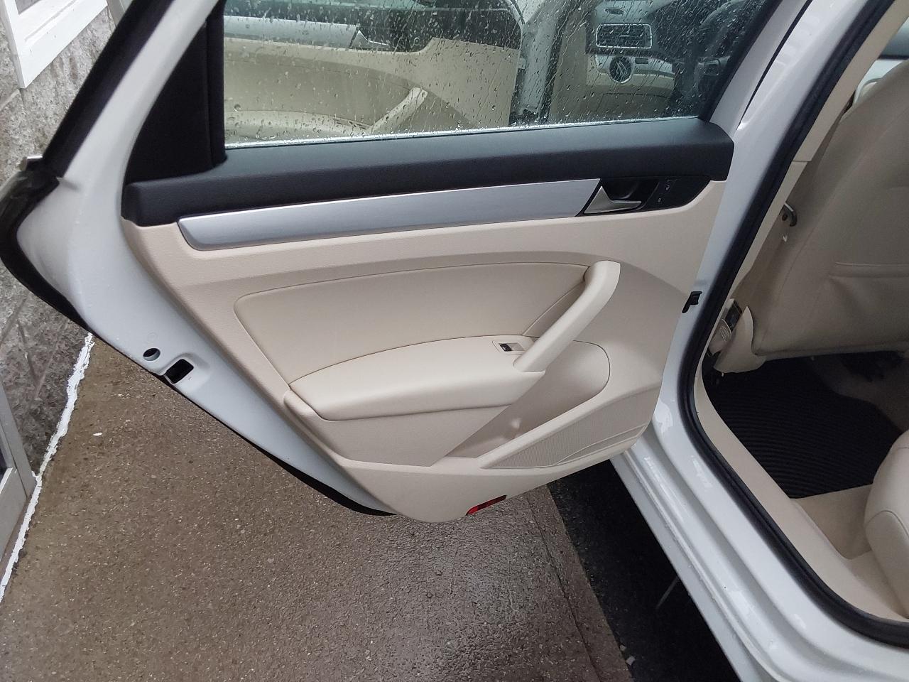 Volkswagen Passat 4dr Sdn 2.5L Auto SE PZEV 2013