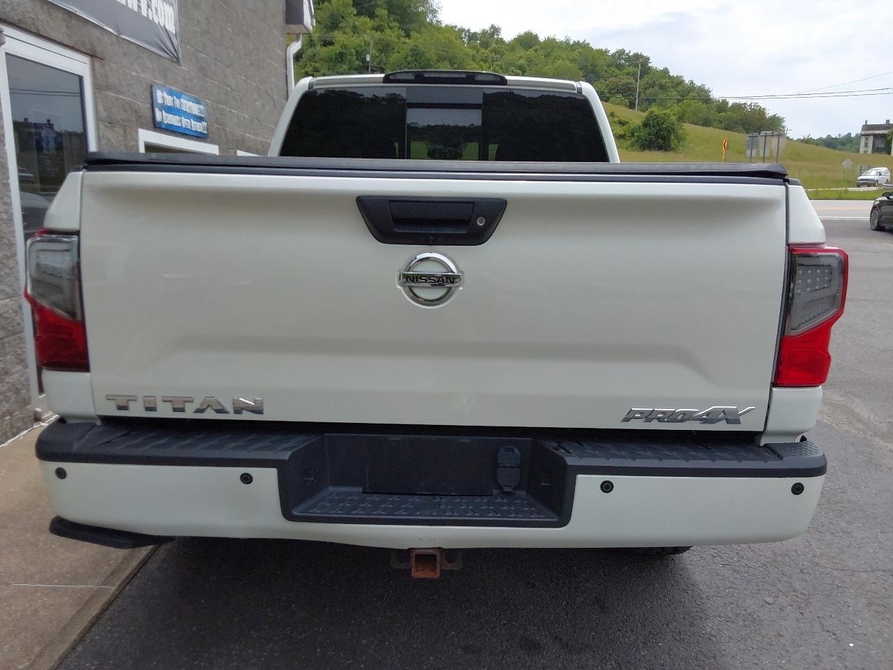Nissan Titan 4x4 Crew Cab PRO-4X 2017