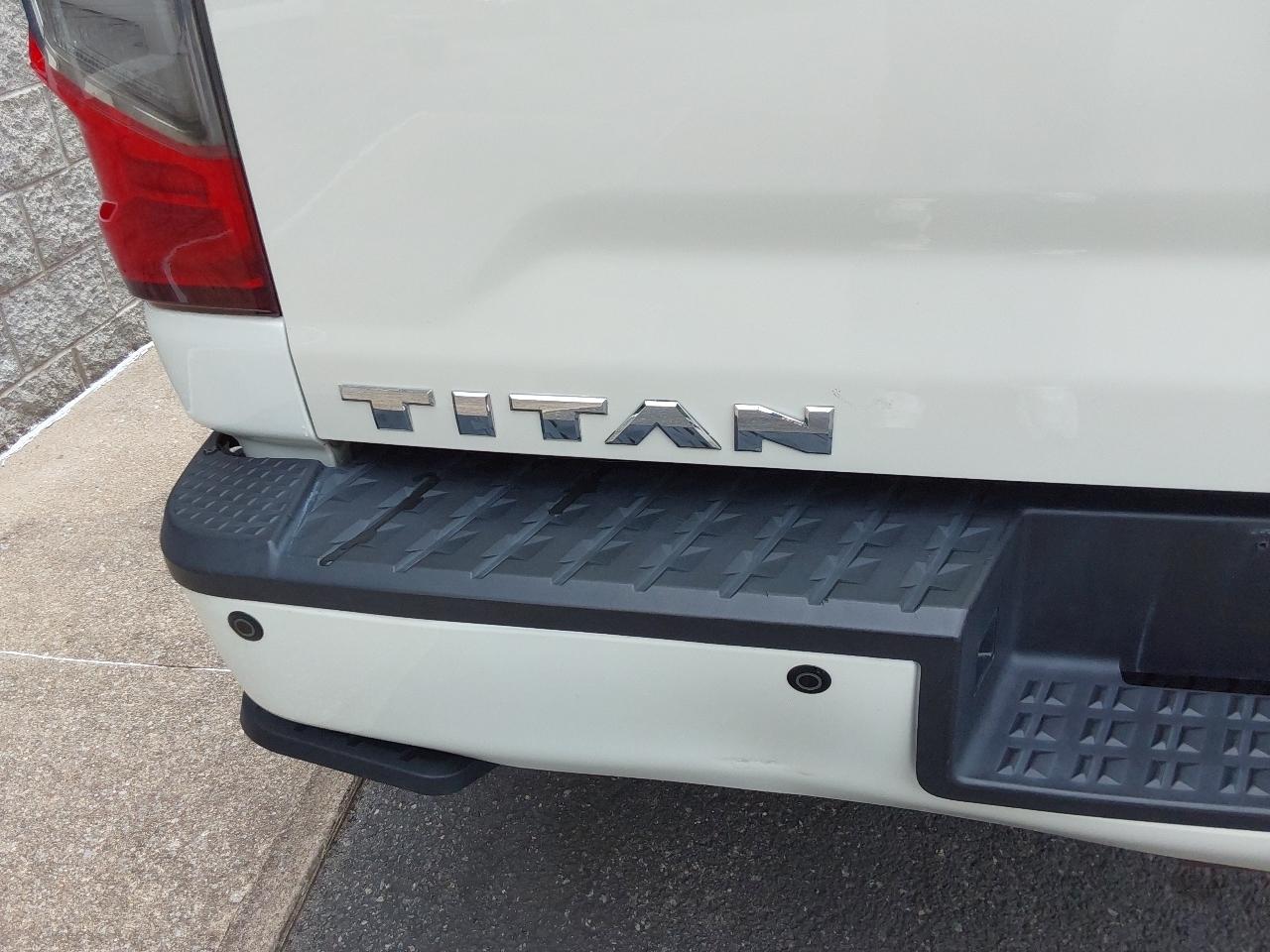 Nissan Titan 4x4 Crew Cab PRO-4X 2017