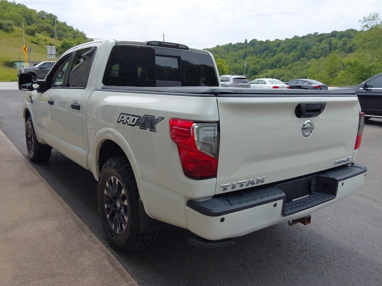 Nissan Titan 4x4 Crew Cab PRO-4X 2017
