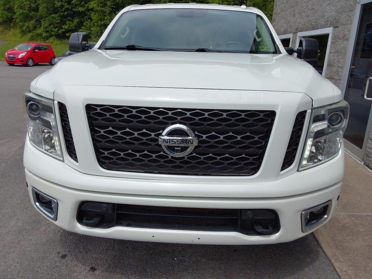 Nissan Titan 4x4 Crew Cab PRO-4X 2017