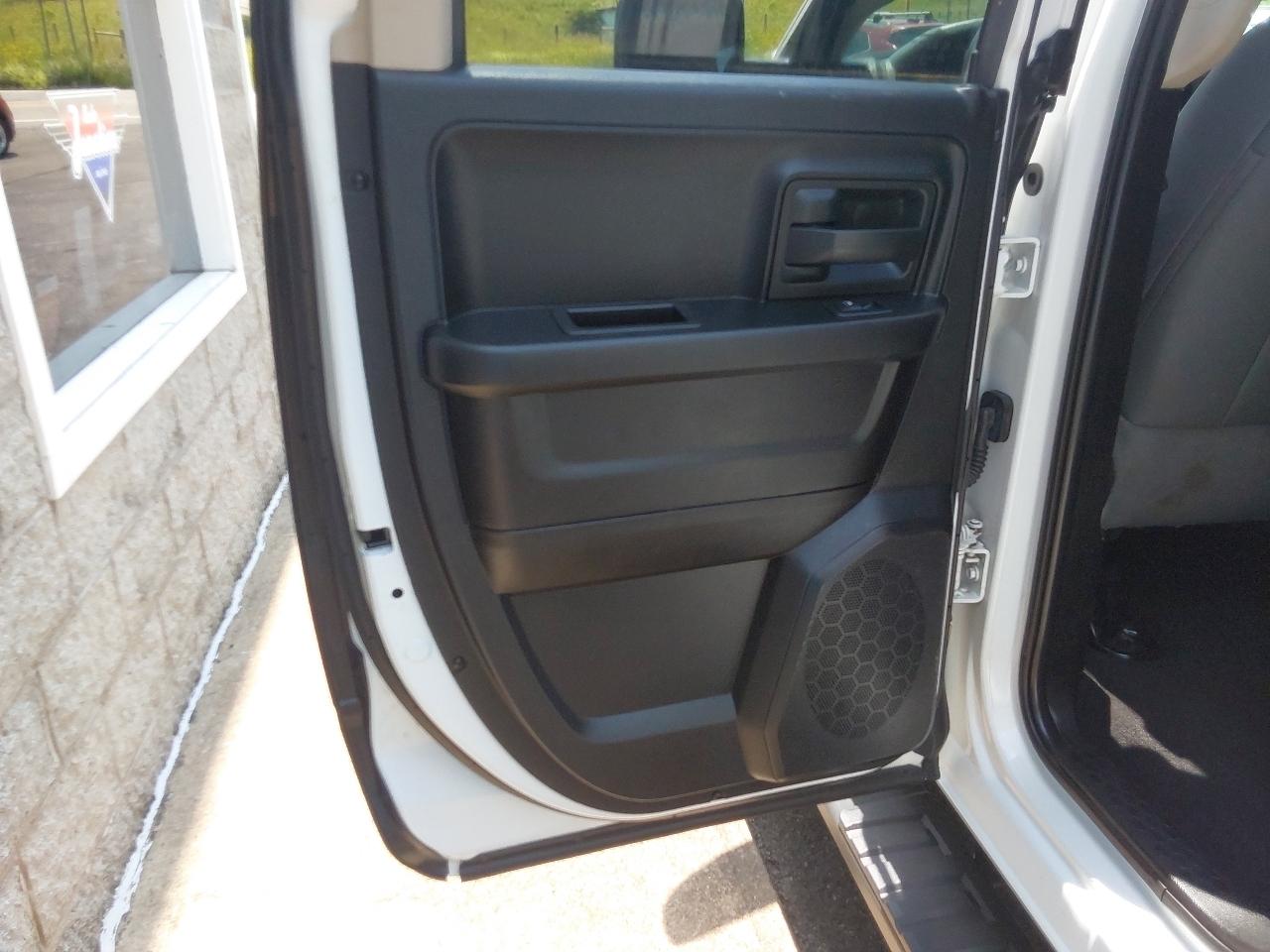 RAM 1500 Classic Express 4x4 Quad Cab 6'4" Box 2019