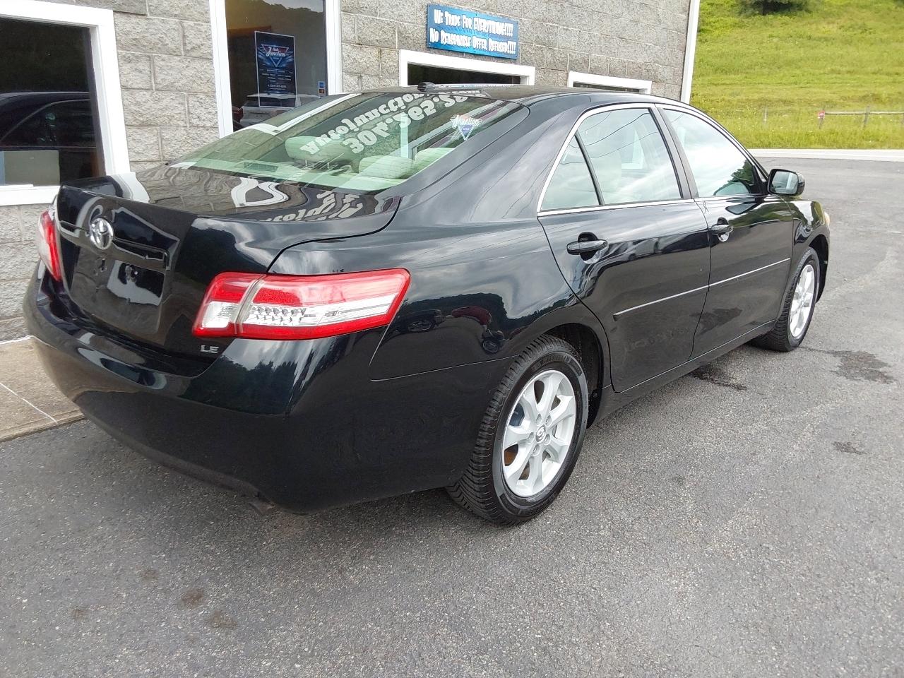Toyota Camry 4dr Sdn I4 Man LE (Natl) 2011