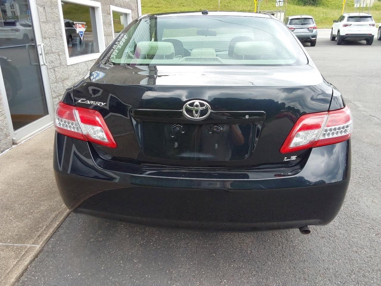 Toyota Camry 4dr Sdn I4 Man LE (Natl) 2011