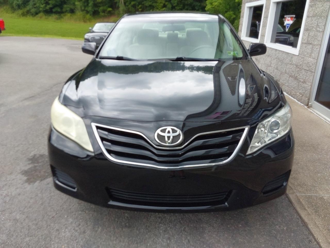 Toyota Camry 4dr Sdn I4 Man LE (Natl) 2011