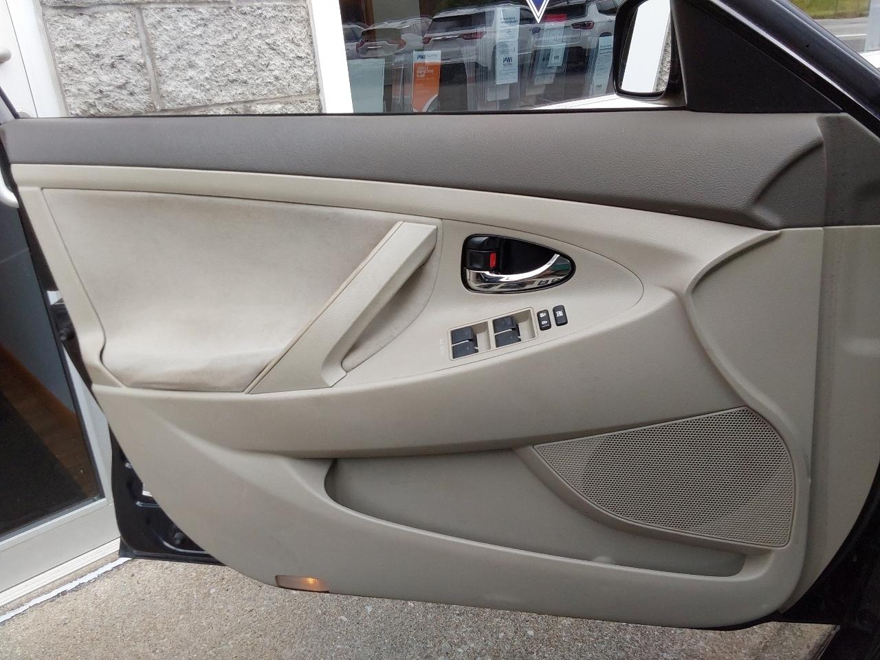 Toyota Camry 4dr Sdn I4 Man LE (Natl) 2011