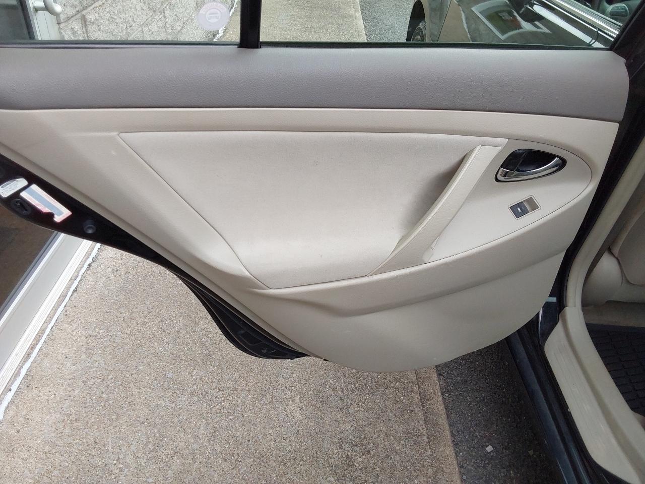 Toyota Camry 4dr Sdn I4 Man LE (Natl) 2011